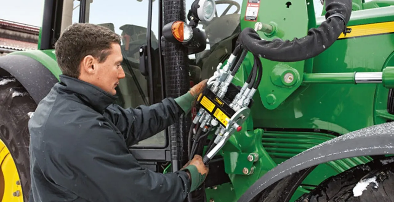 diagnosta sprawdza ciągnik rolniczy hamulce