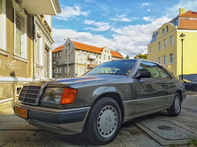 Mercedes C124 na tle zabytkowego budynku