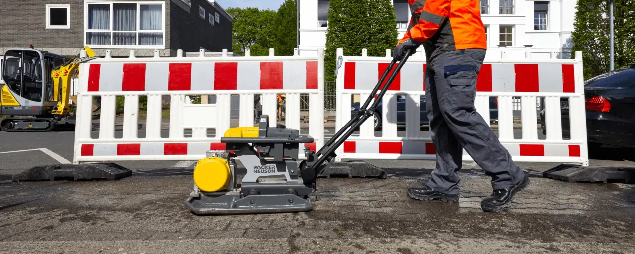 Zdjęcie Jak wybrać najlepszą zagęszczarkę na podjazd? Porównanie modeli i praktyczne porady