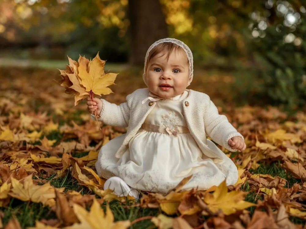 dziecko na chrzcinach w eleganckim ubranku