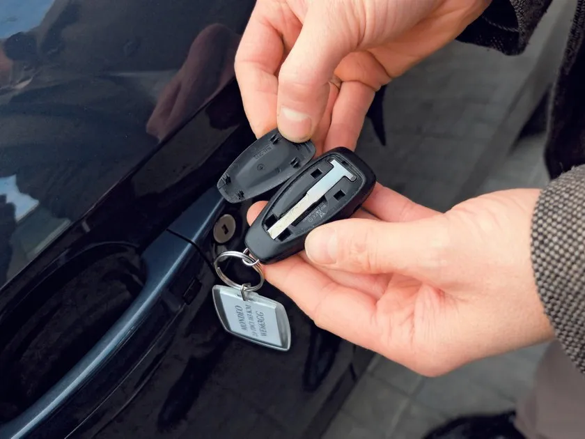 Ukryty grot kluczyka w pilocie samochodowym