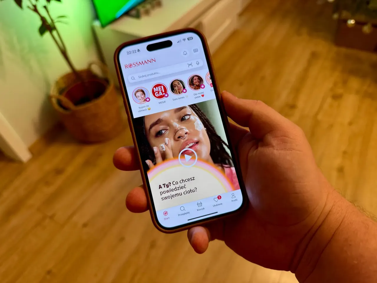 Ekran smartfona z otwartą aplikacją Rossmann PL i widocznymi promocjami