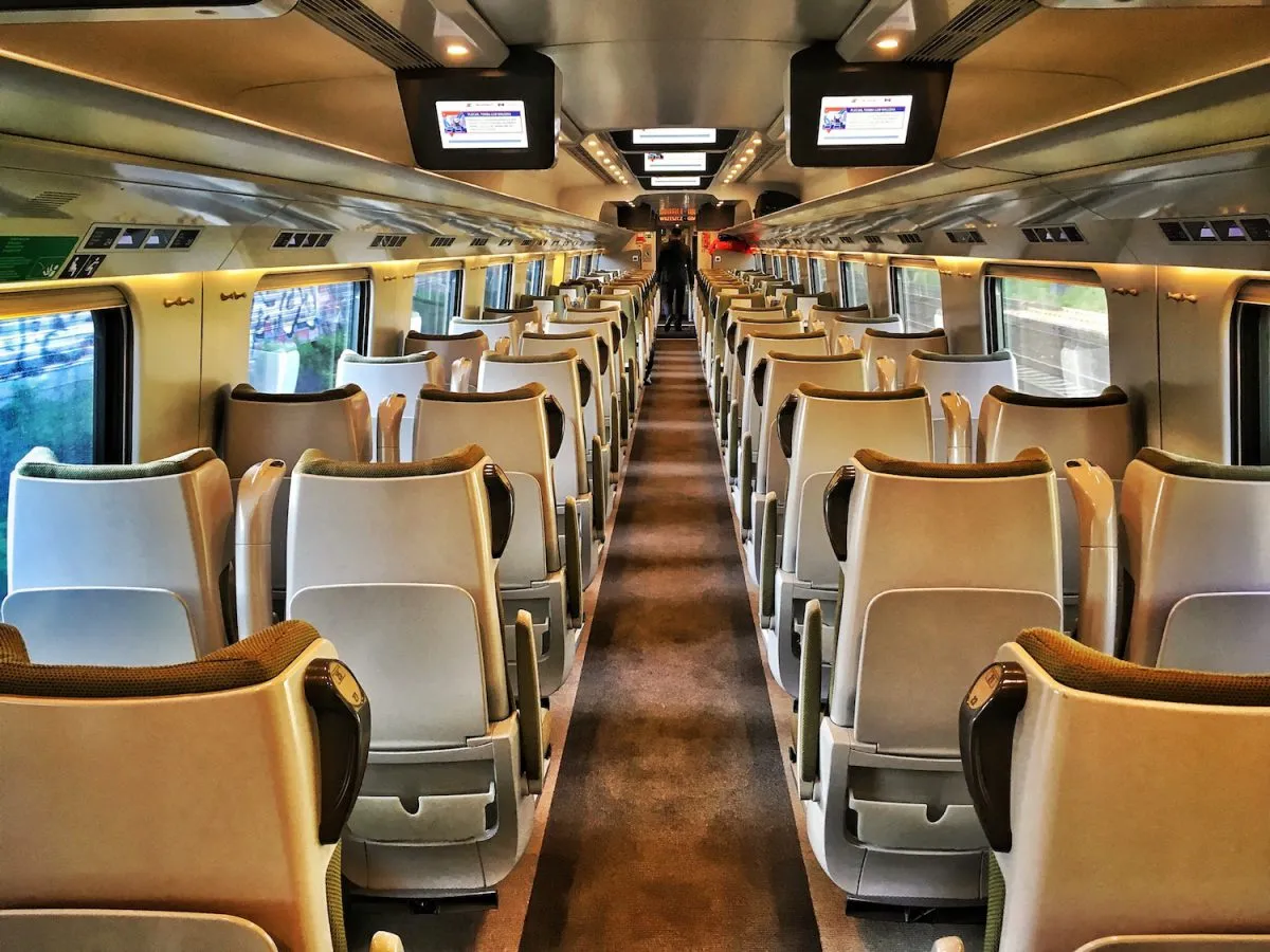 Puste siedzenia w wagonie Intercity. Zastanawiasz się, czy można jechać wcześniejszym pociągiem?