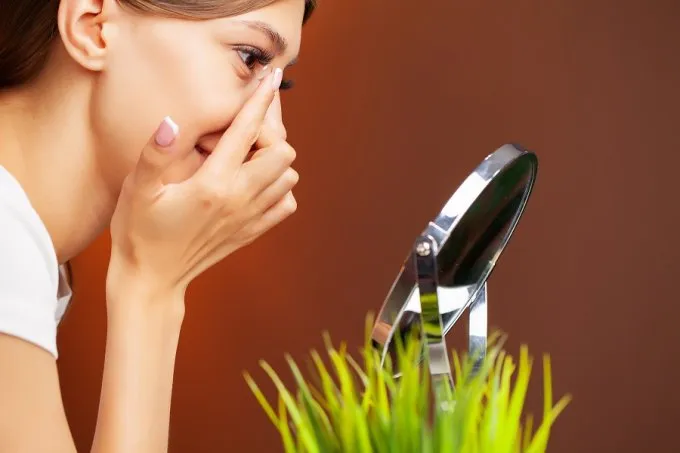 zdejmowanie soczewek kontaktowych metoda uszczypnięcia