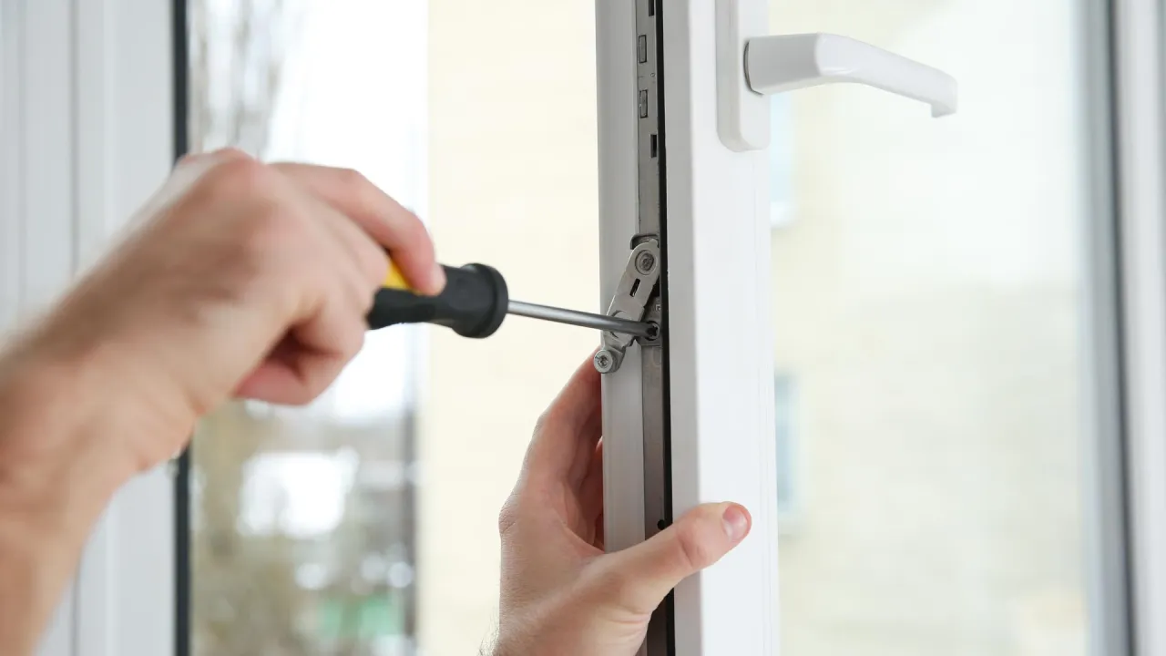 Sprawdzanie szczelności okien w nowym mieszkaniu