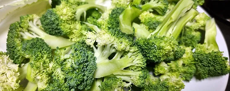 warzywa bogate w luteinę, szpinak jarmuż brokuły