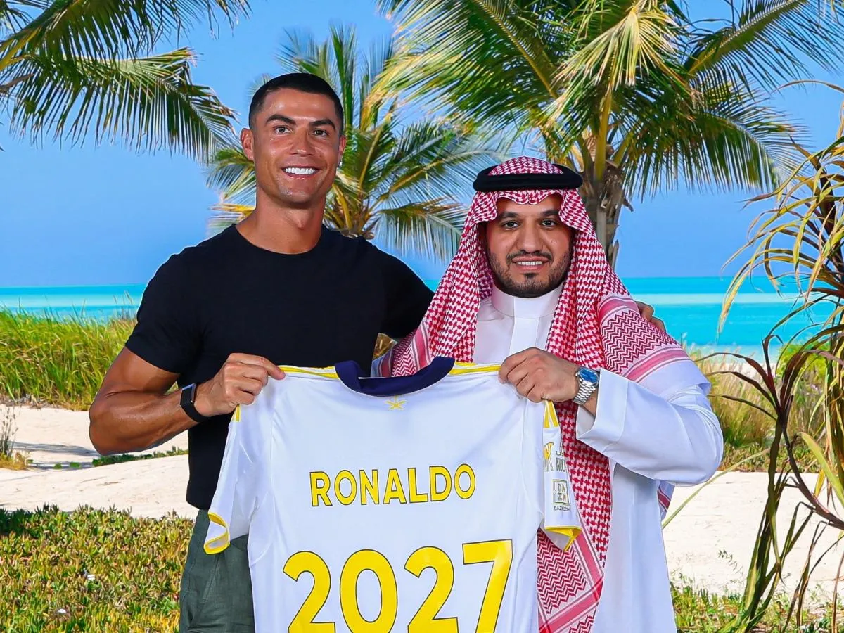Cristiano Ronaldo z koszulką Al-Nassr, rok 2027. Jego zarobki w Arabii Saudyjskiej robią wrażenie.