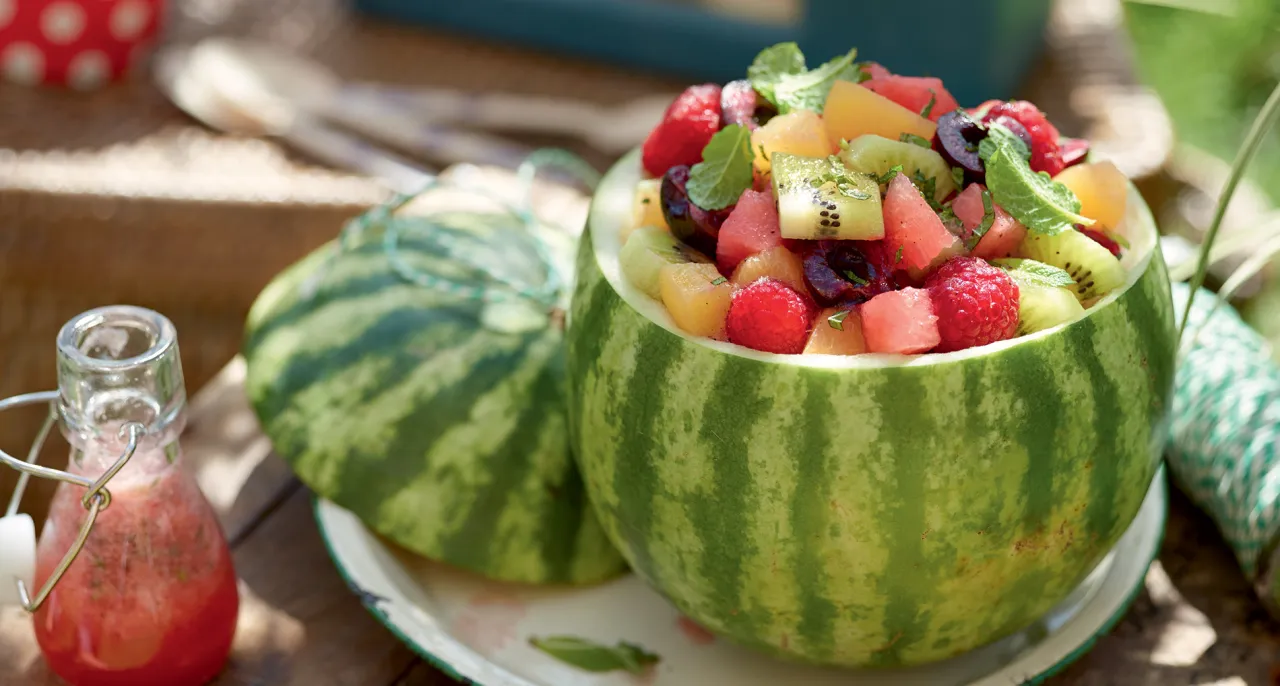 Salade de fruits servie dans une past&egrave;que &eacute;vid&eacute;e
