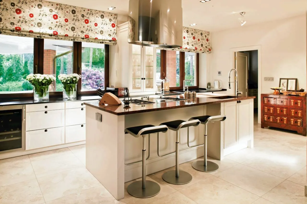 Wyspa kuchenna z blatem roboczym i barkiem na r&oacute;żnych wysokościach