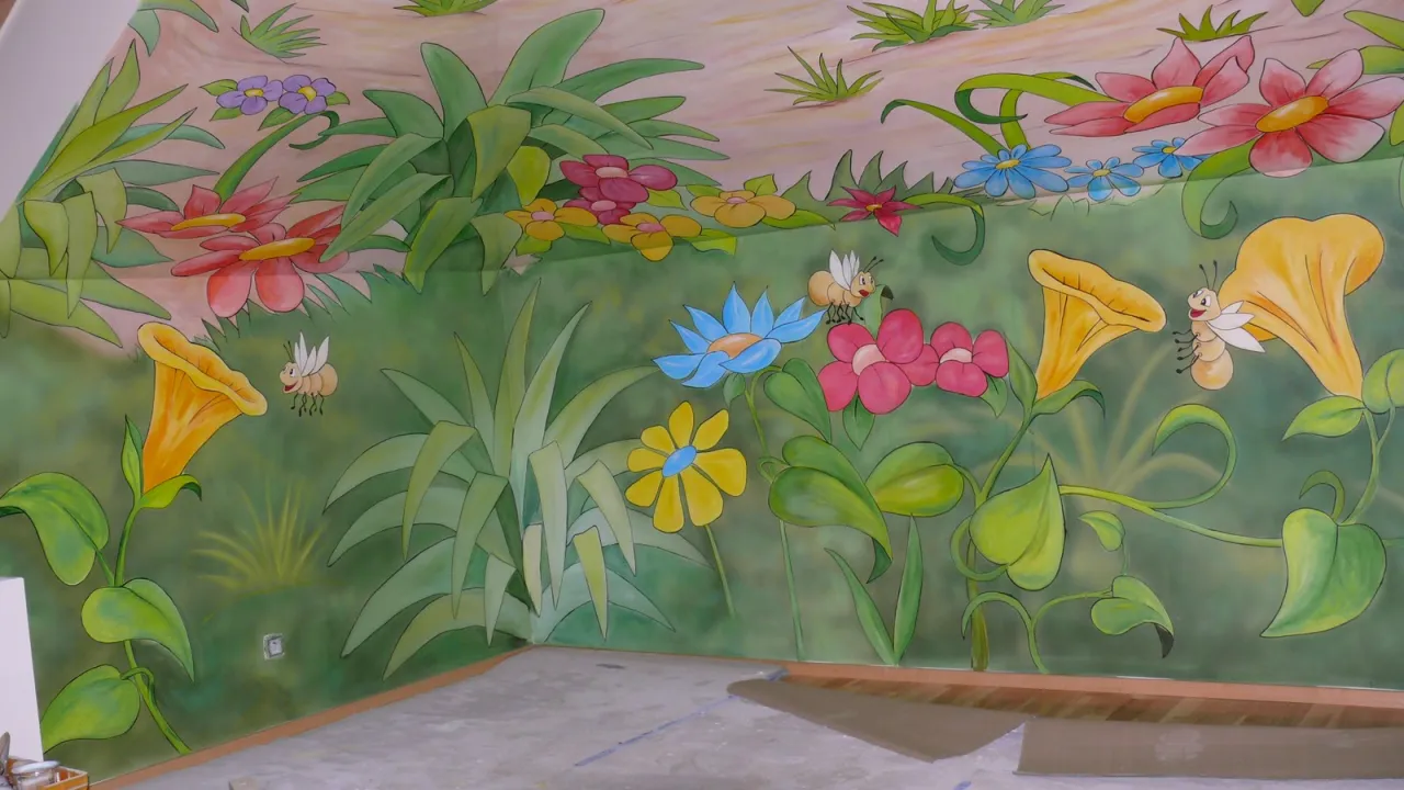 kwiatowe wzory na ścianie