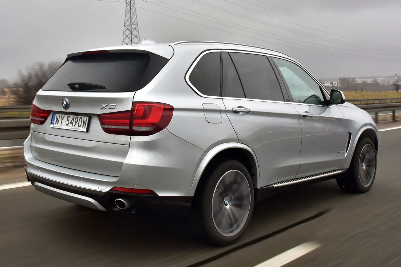 Srebrne BMW X5 w ruchu drogowym. Kierowcy chwalą jego komfort i osiągi, co potwierdzają liczne bmw x 5 opinie.