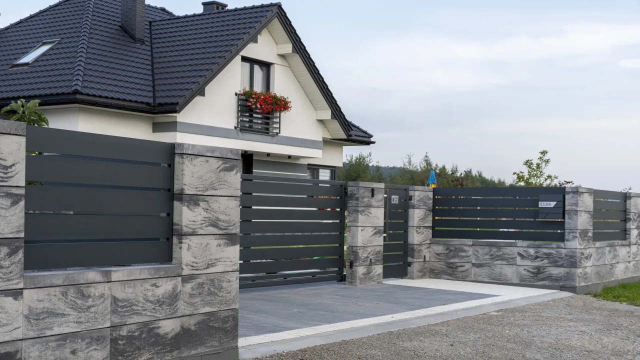 Myjka ciśnieniowa czyszcząca płot betonowy