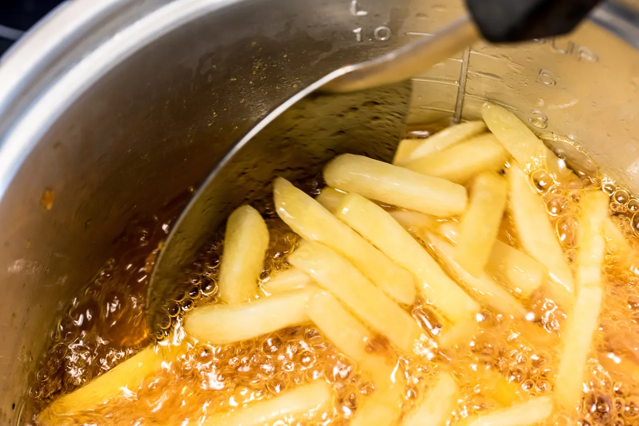 mrożone frytki na patelni smażenie