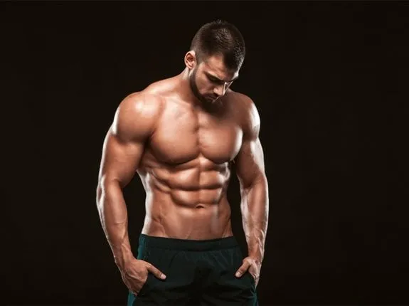 osoba trenująca na siłowni, trening siłowy, rozwój mięśni