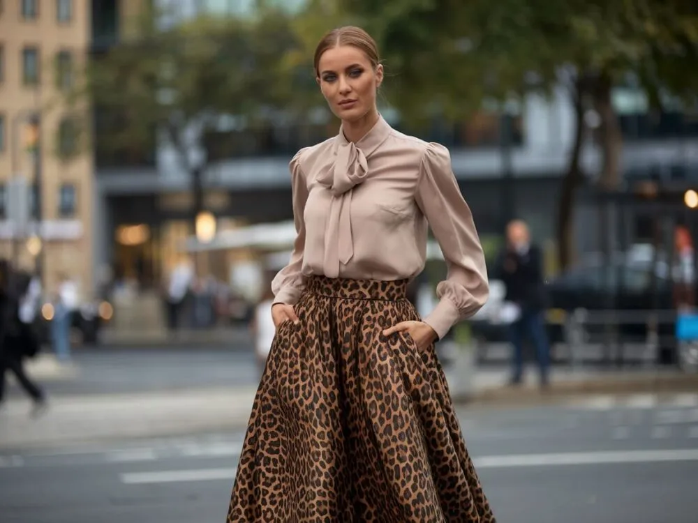 Stylizacje spódnica w panterkę i różne kolory bluzek