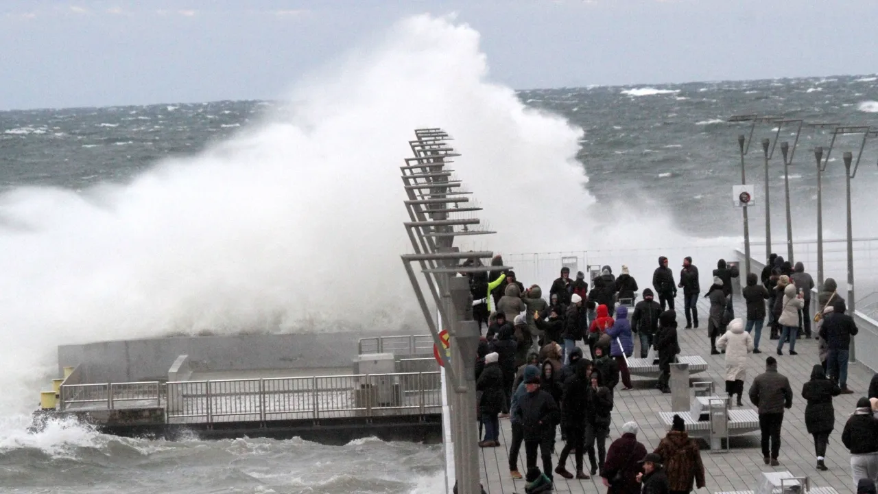 Turystyka sztormowa Bałtyk, ludzie obserwujący sztorm bezpiecznie