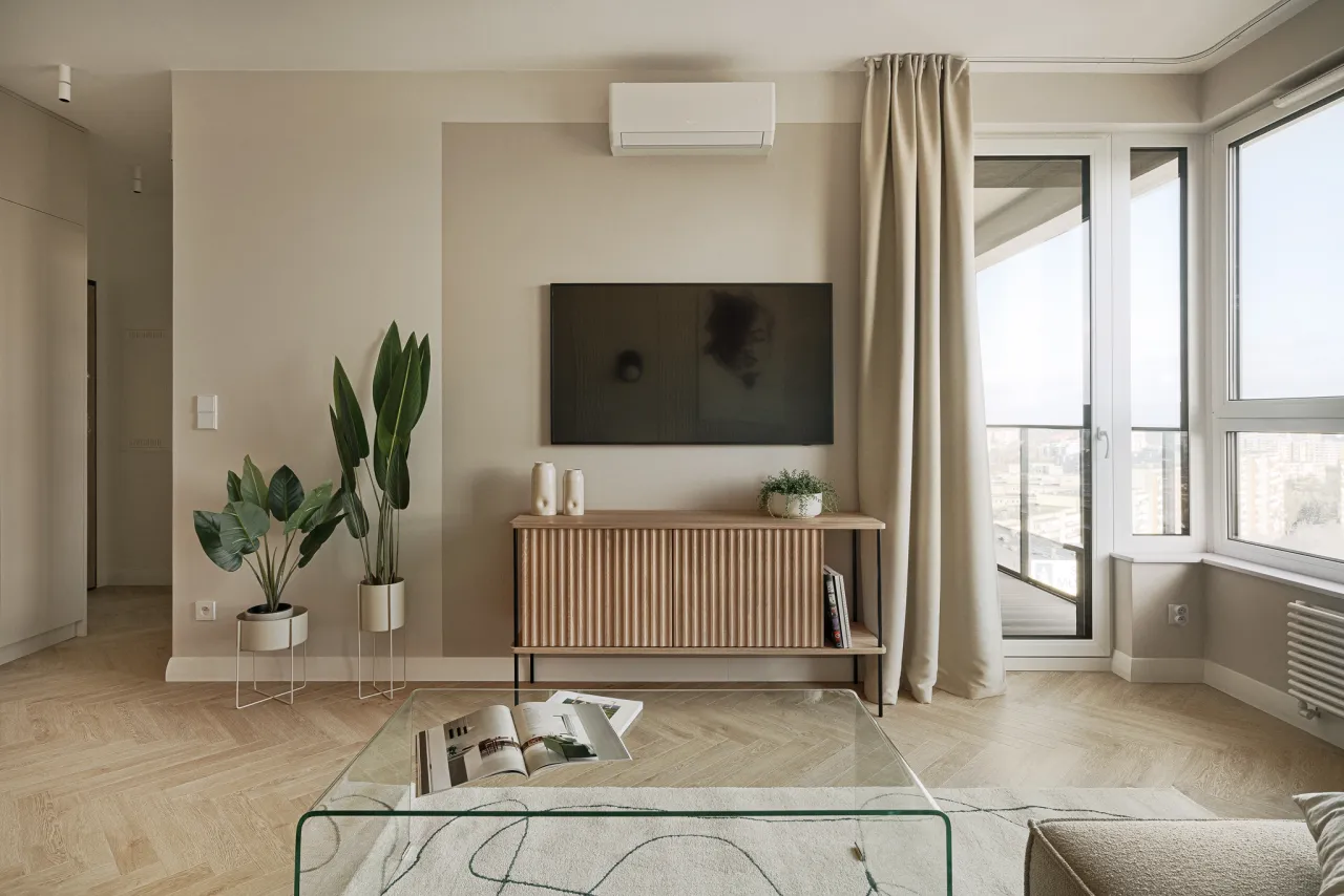 jasny salon z beżowymi ścianami inspiracje