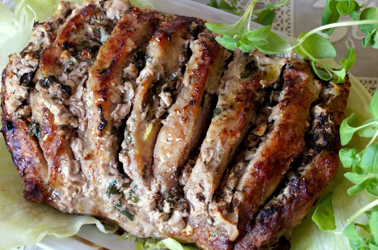 Pieczony schab faszerowany ziołami, idealny na obiad. Ile schabu na 10 osób? Ten kawałek wygląda na wystarczający!