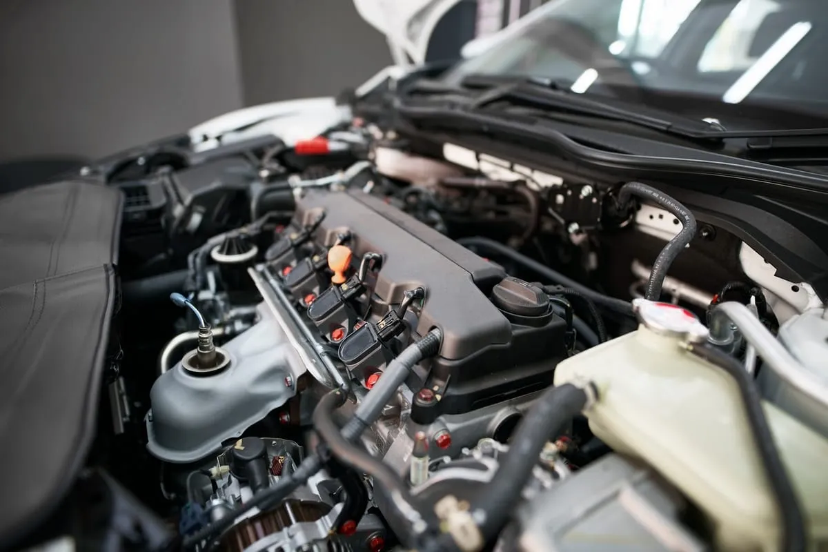 hałas silnika samochodu przyczyny