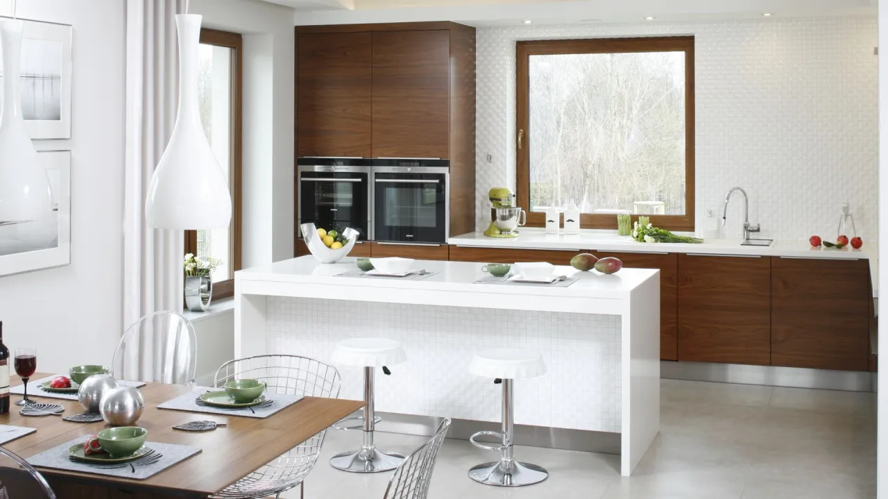 Wnętrze nowoczesnej kuchni w domu jednorodzinnym