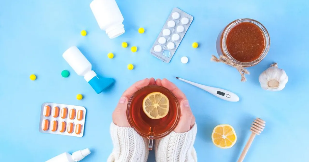 Osoba z pierwszymi objawami przeziębienia, np. drapiące gardło