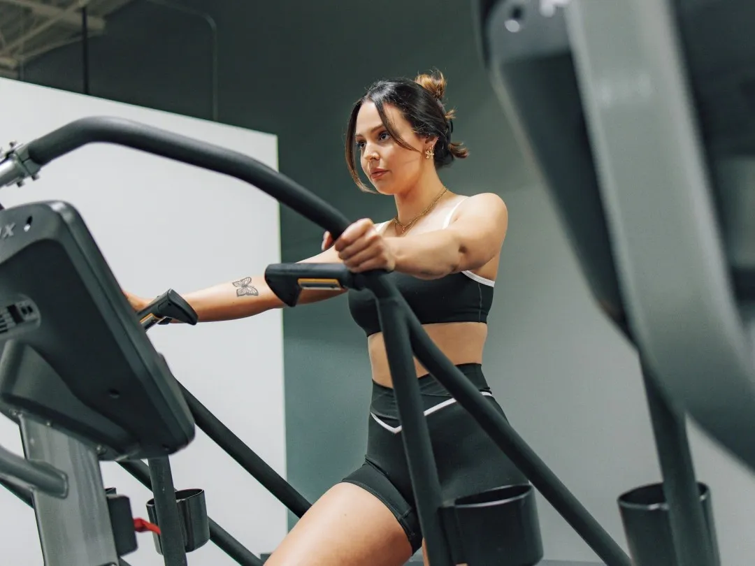 osoba ćwicząca na orbitreku, widok z boku, poprawna postawa