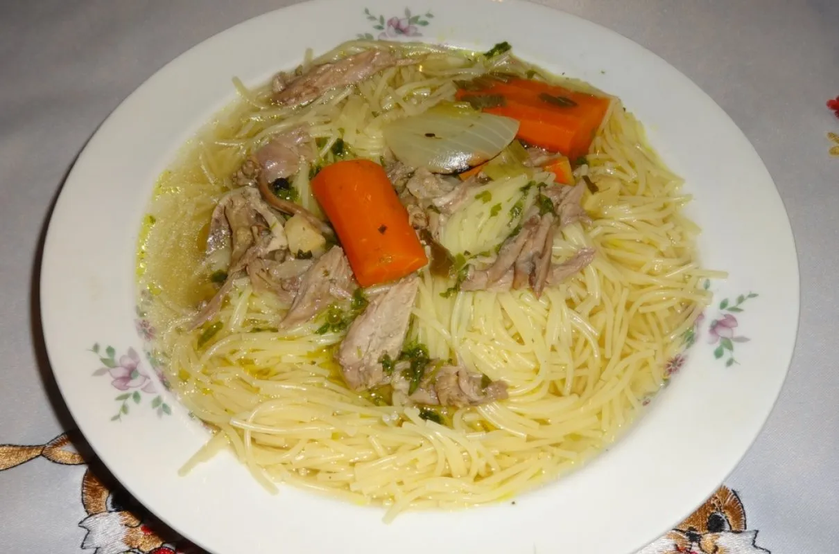 Zupa z makaronem nitki, kawałkami mięsa i marchewką. Idealny sposób, co zrobic z ugotowanego makaronu nitki, by stworzyć sycące danie.