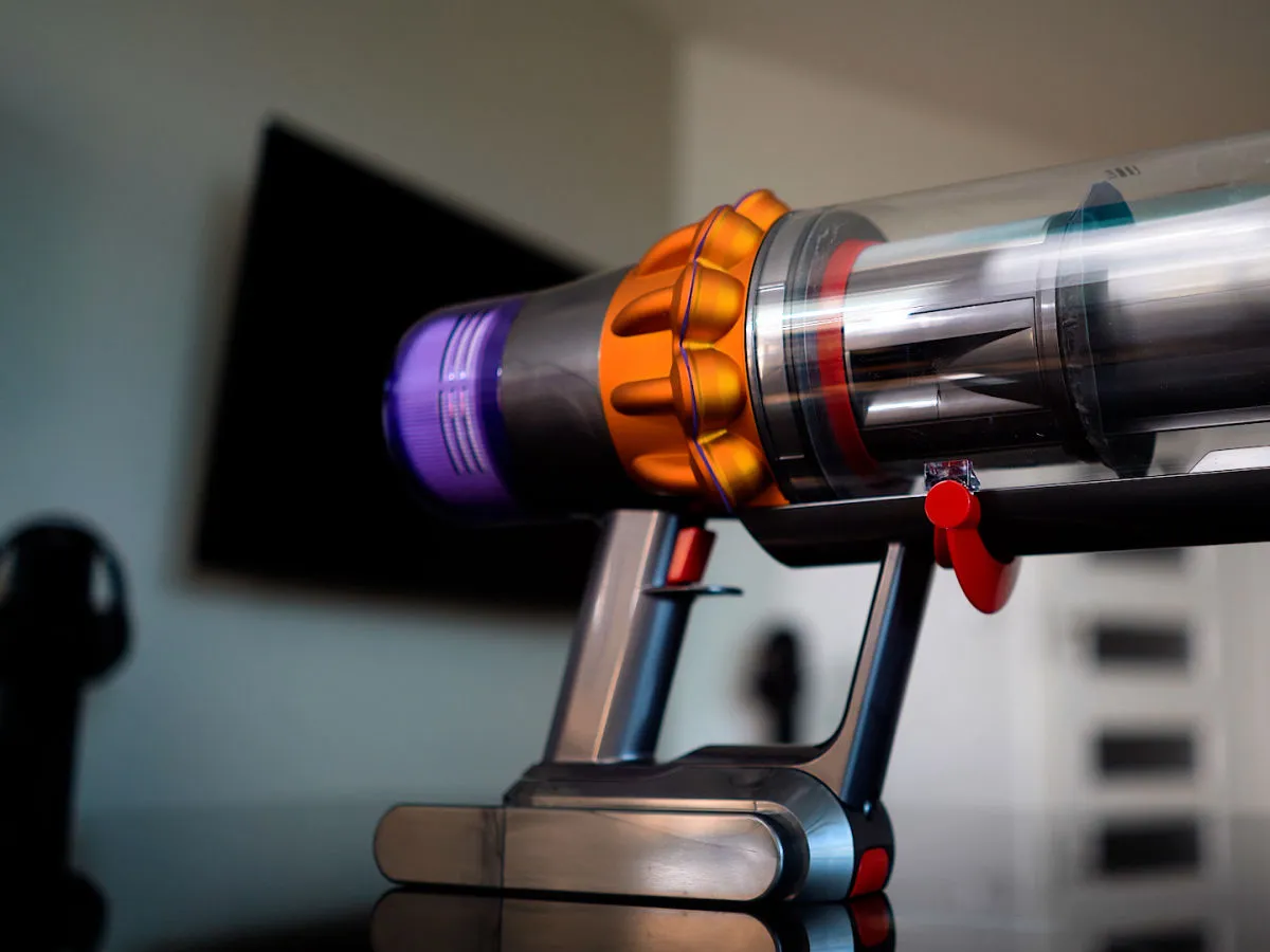 r&oacute;żne modele odkurzaczy pionowych Dyson obok siebie