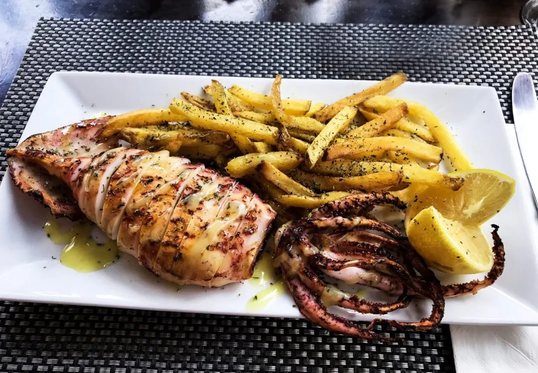 Zdjęcie Gdzie zjeść w Atenach: odkryj smaki Grecji w najlepszych lokalach