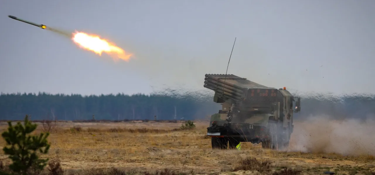 Rakieta wystrzelona z wyrzutni po polsku, zostawia za sobą smugę ognia.