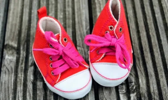 dziecko w za dużych butach