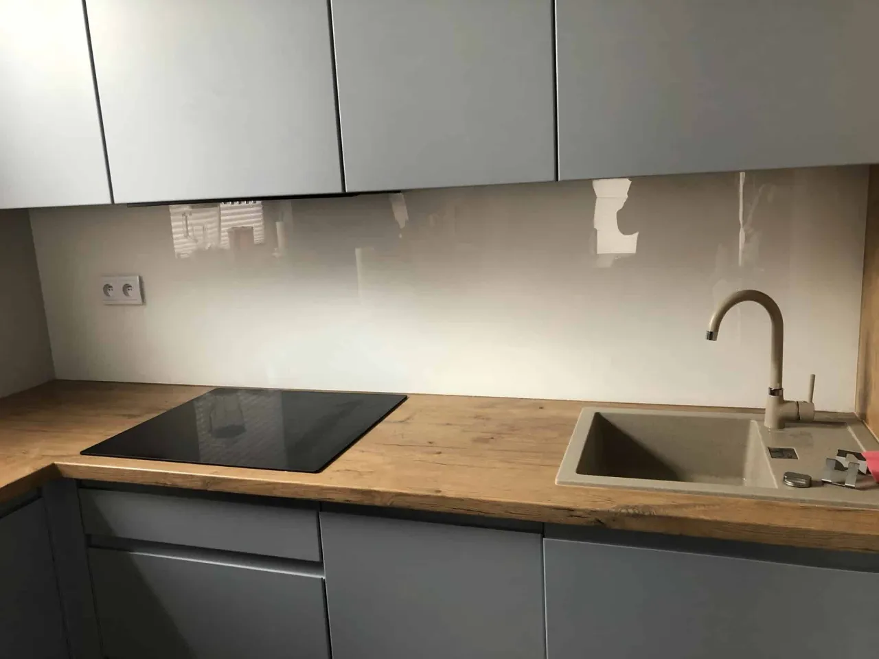 kuchnia ze szkłem hartowanym nad blatem