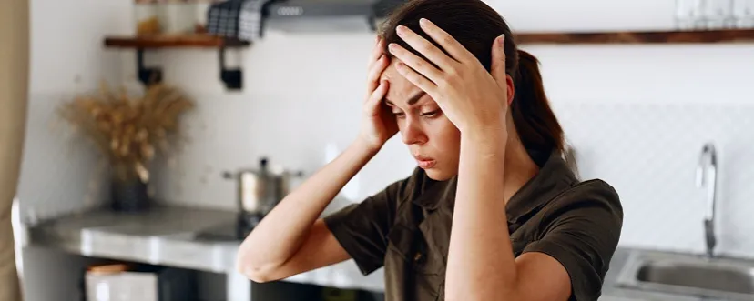 Kobieta odczuwająca chroniczne zmęczenie i wahania nastroju