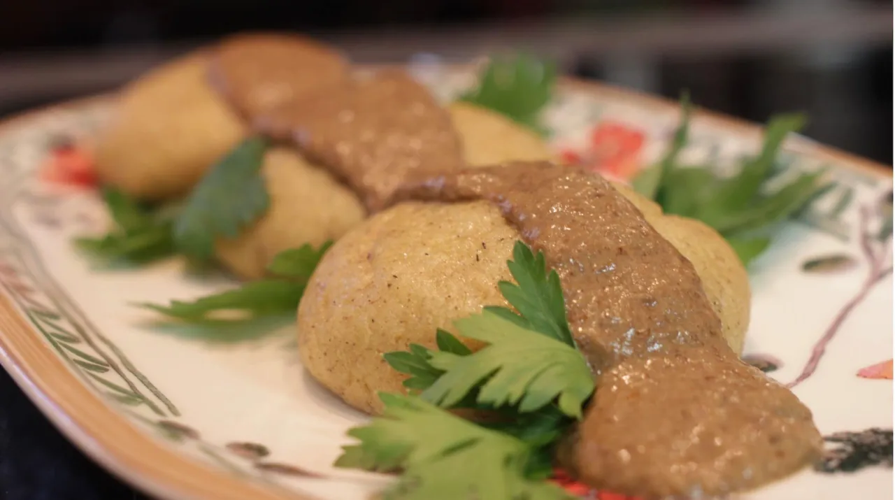 bezglutenowe pampuchy na parze z sosem