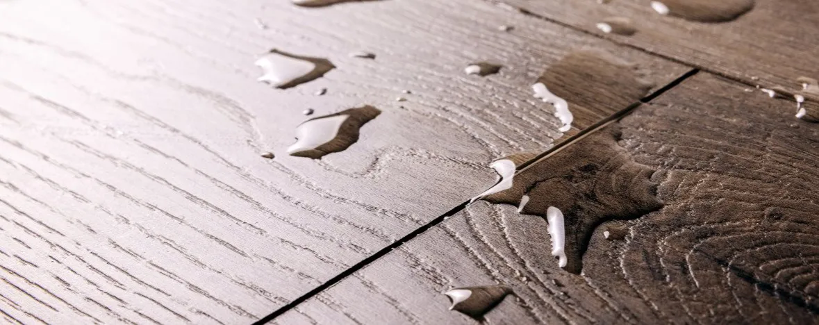 Uszkodzone panele po niewłaściwym użyciu mopa parowego