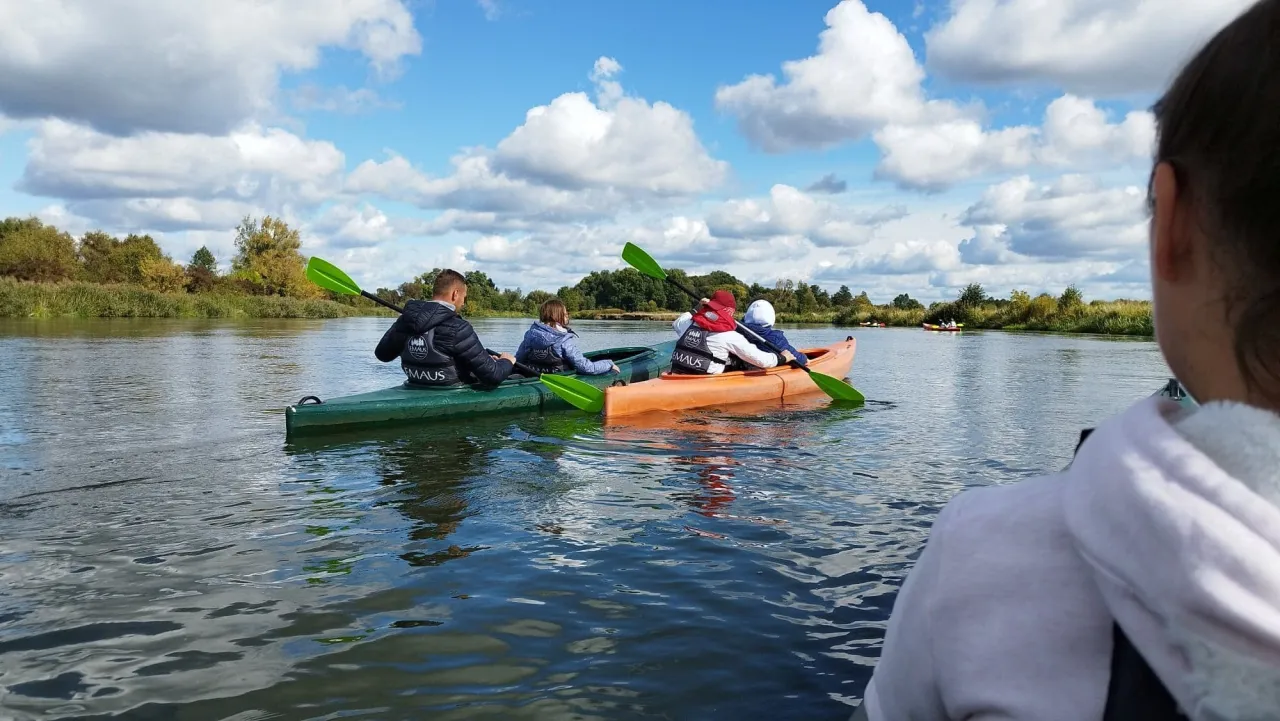 osoba niepełnosprawna w kajaku adaptacyjnym na wodzie