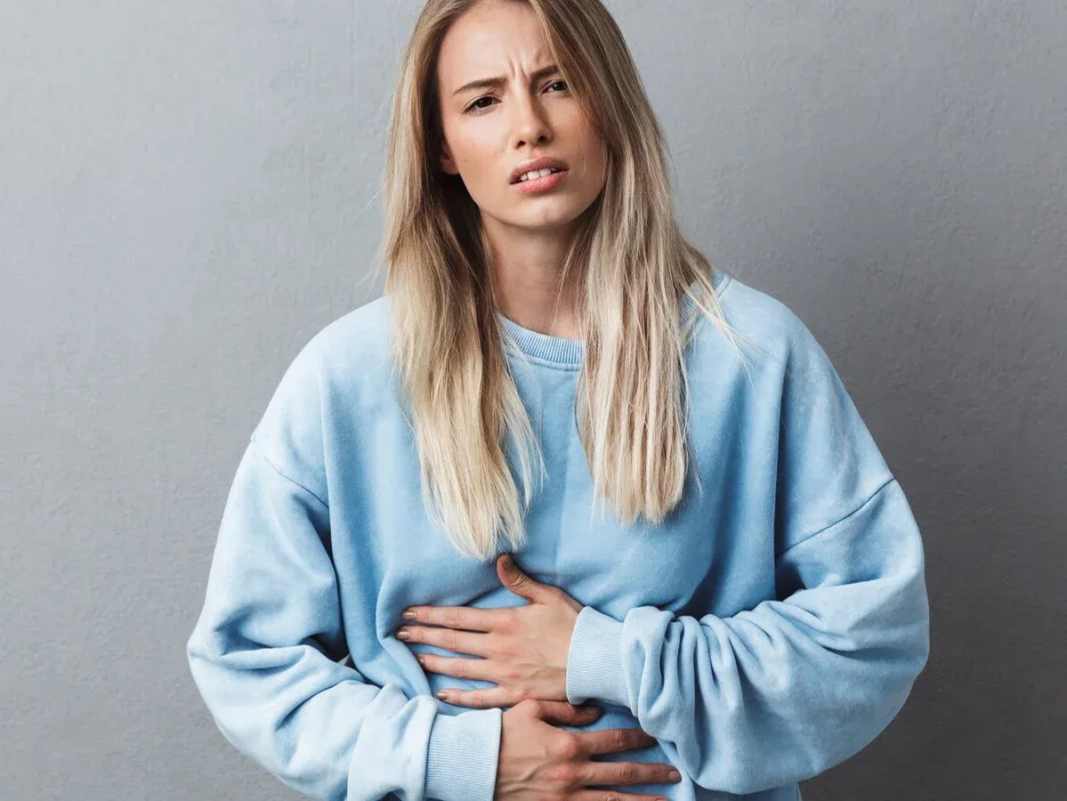 kobieta zastanawiająca się nad objawami uroginekologicznymi