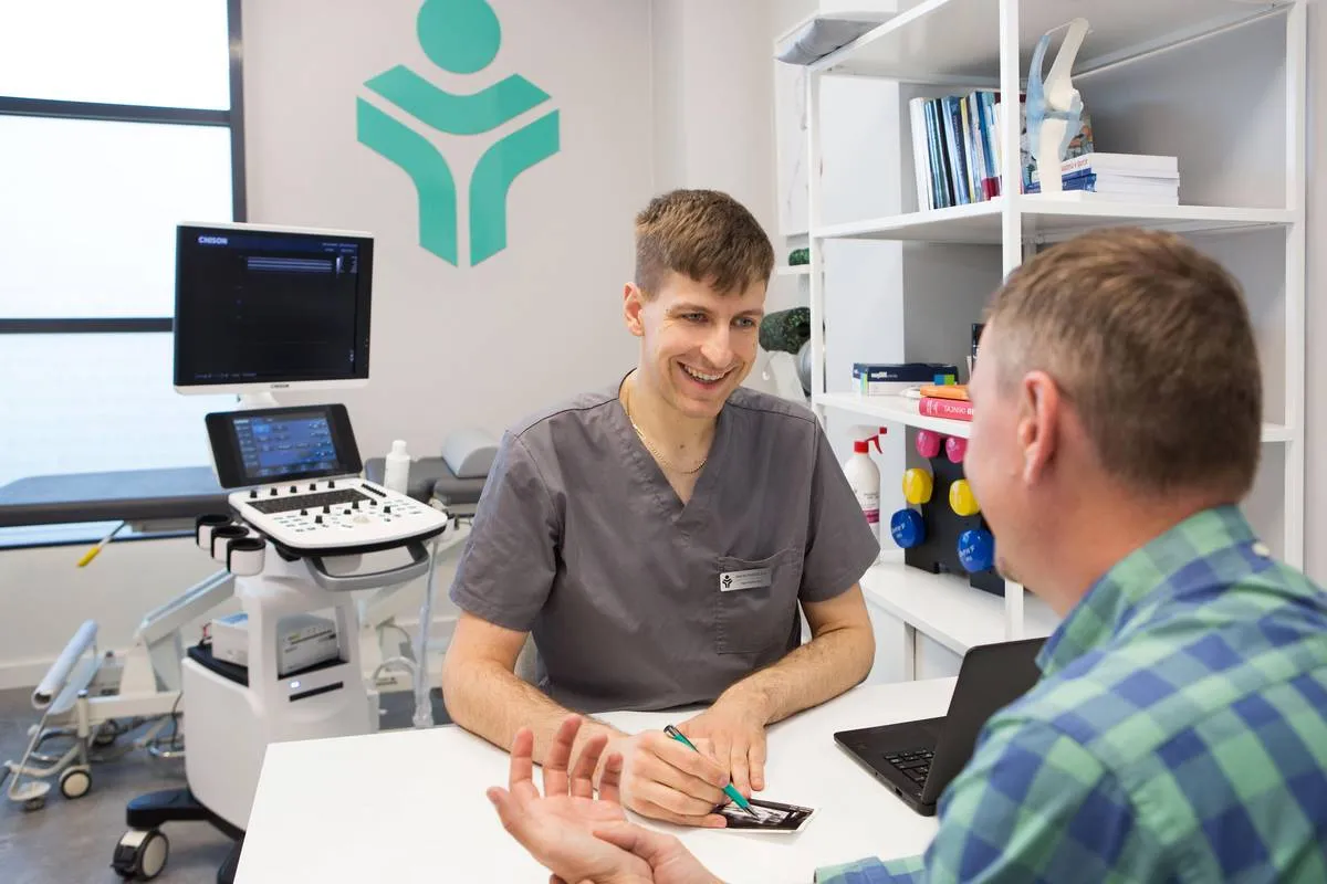 Osoba pracująca przy komputerze z b&oacute;lem nadgarstka