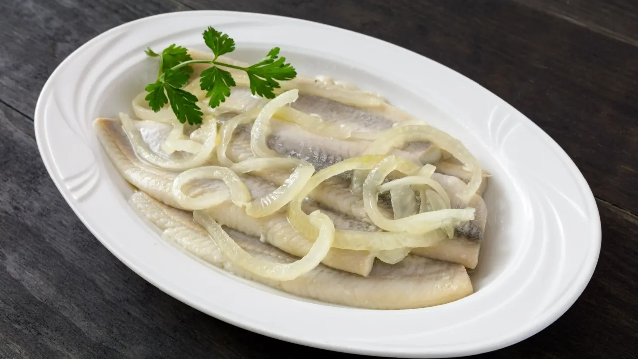 śledzie moczące się w wodzie