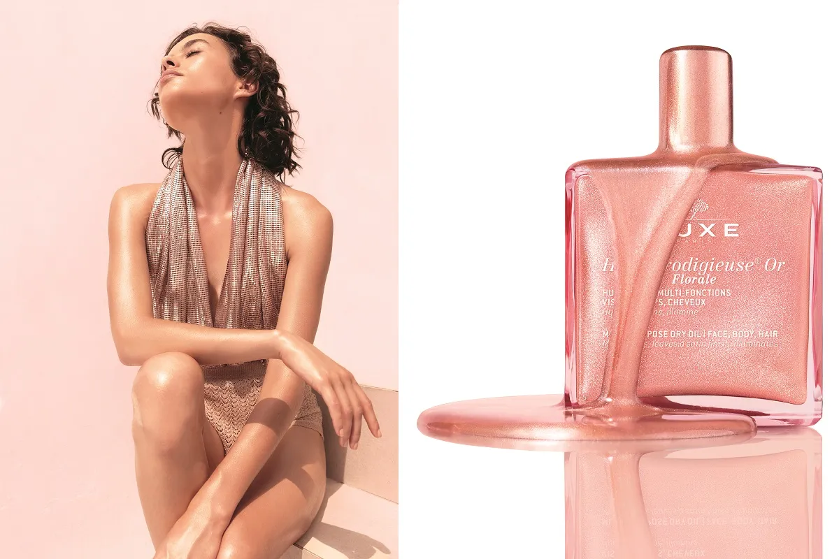 kobieta wybierająca olejki w sklepie kosmetycznym