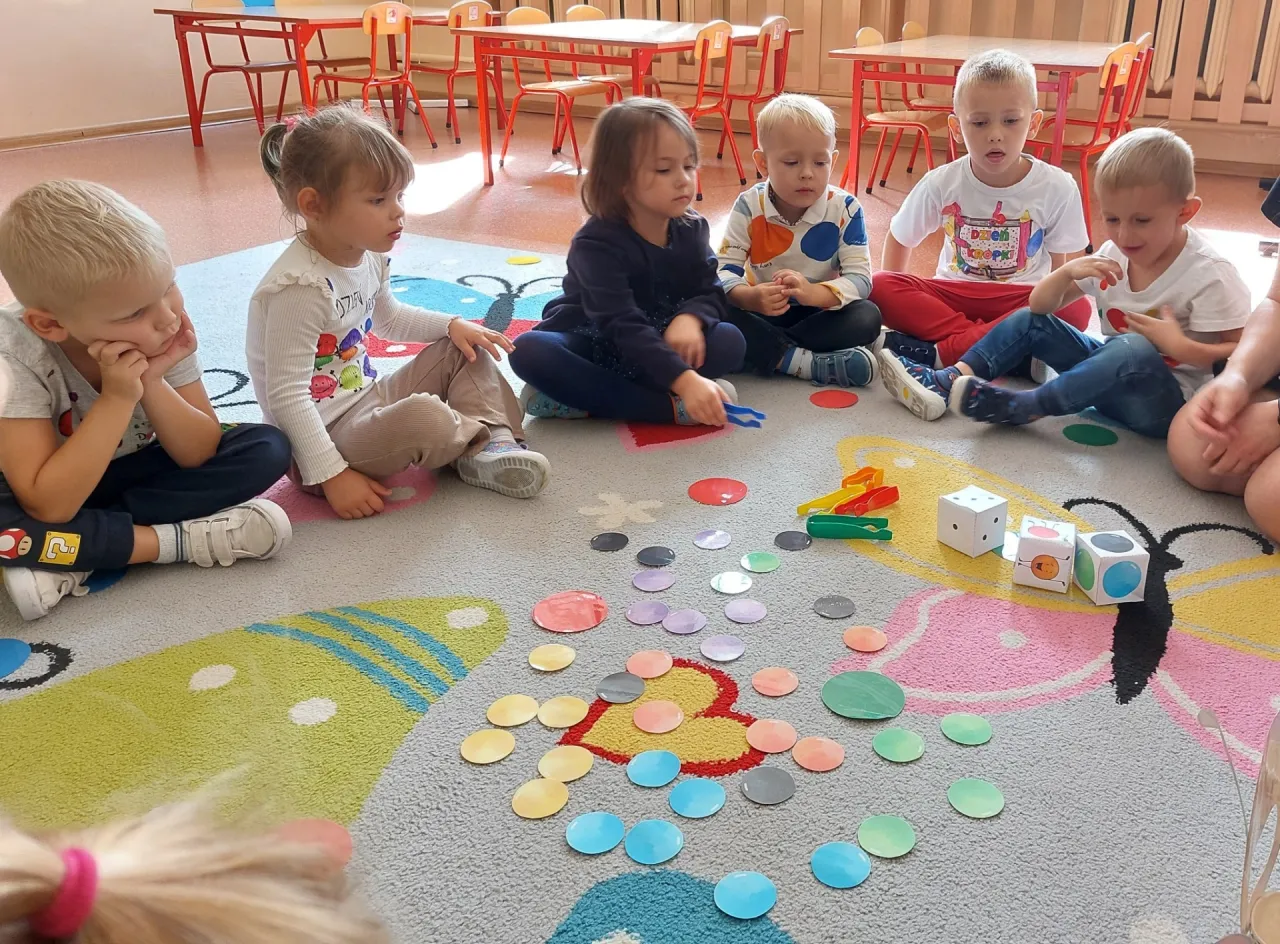 Dzieci uczestniczące w warsztatach 