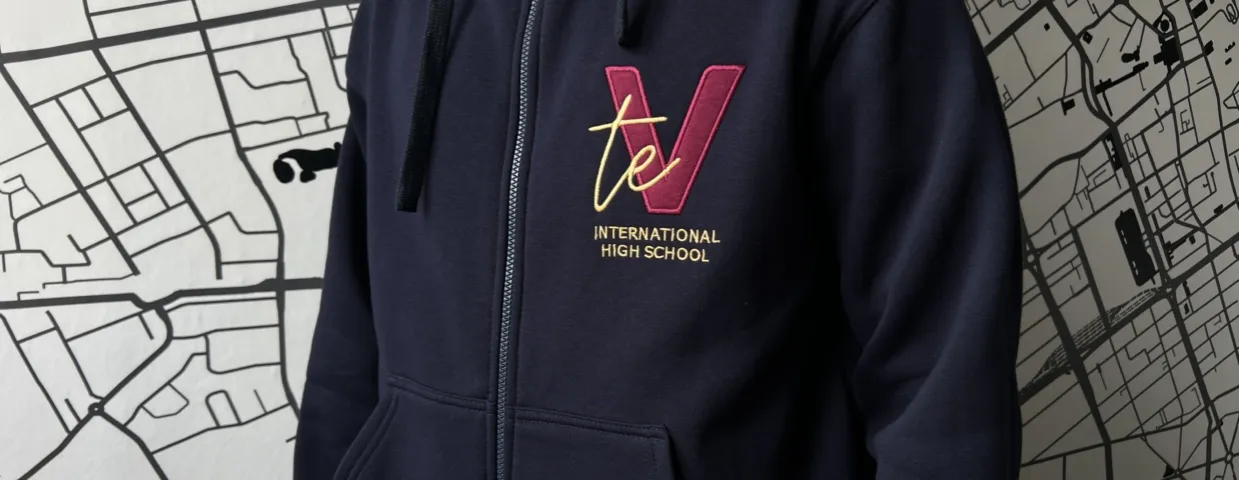 Detale bluzy logo metka kr&oacute;j