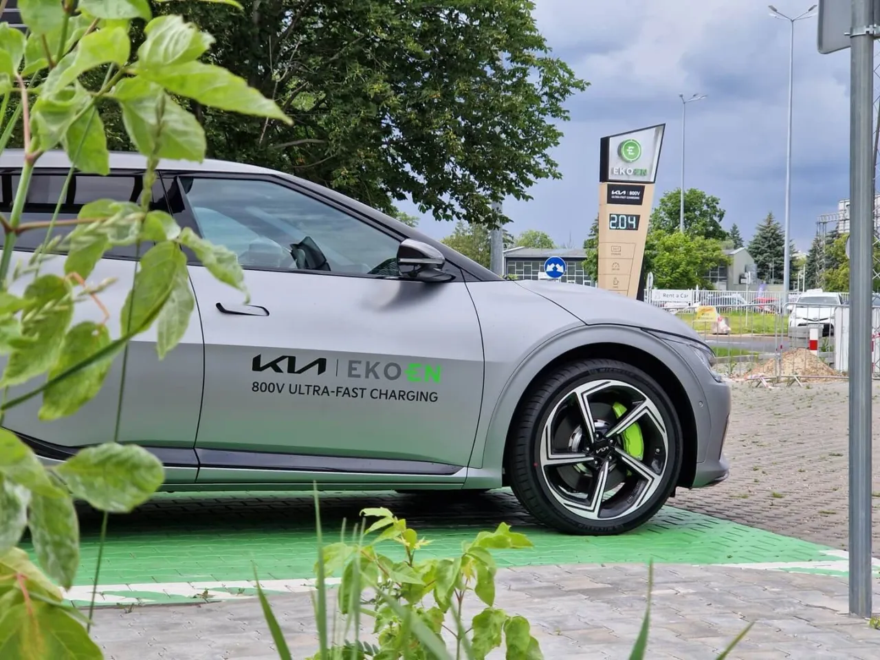 ładowarka samochodu elektrycznego 400V vs 800V