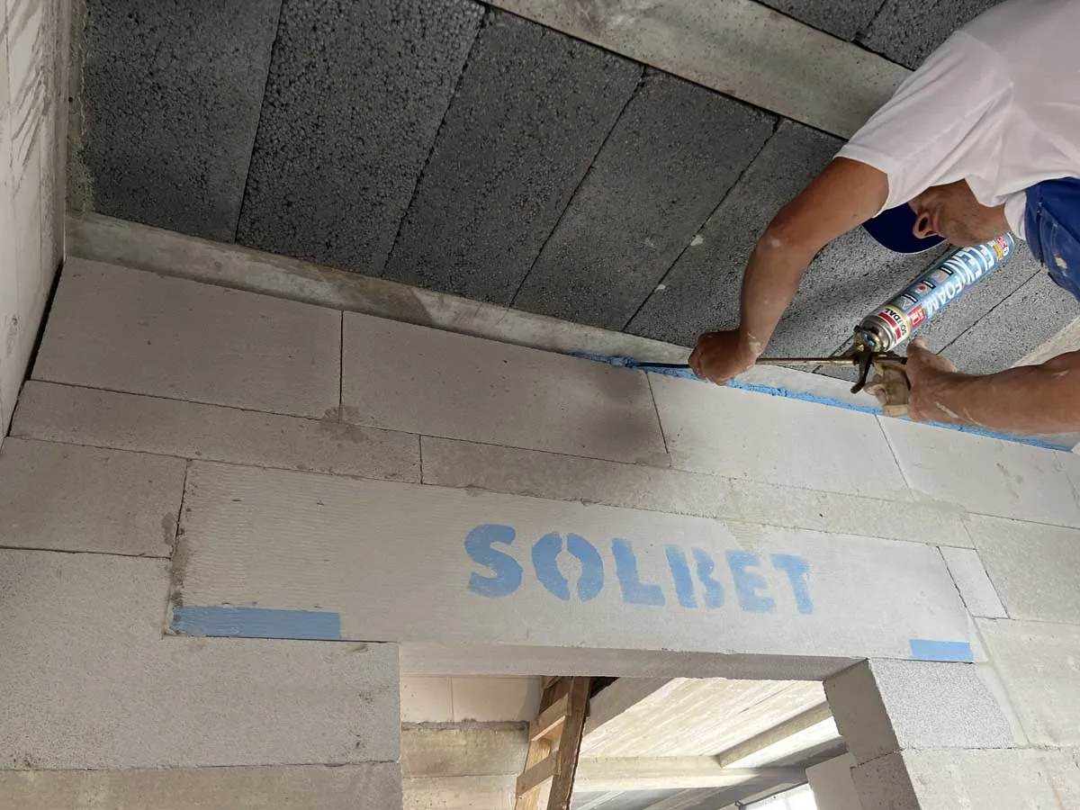 pomiar szczeliny dylatacyjnej przed listwą