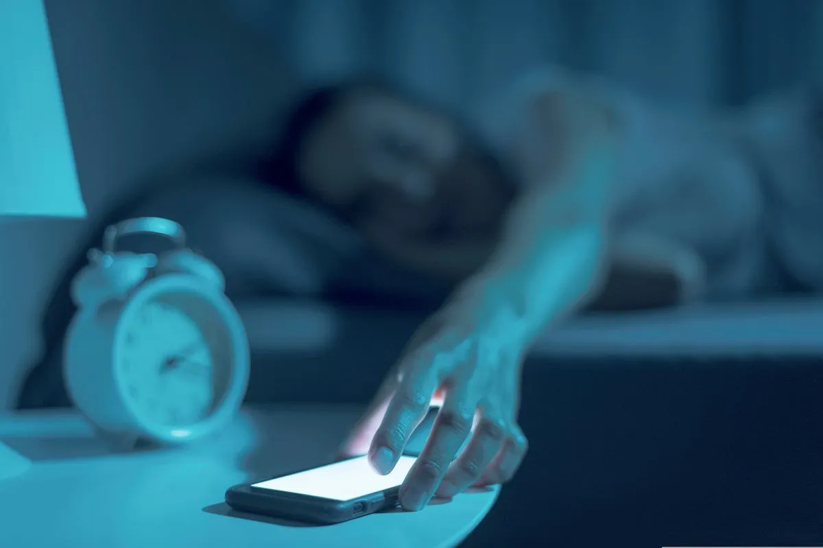 osoba robiąca cyfrowy detoks