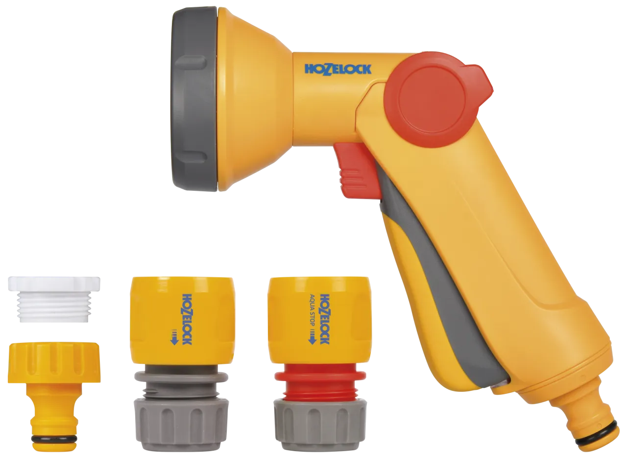 osoba podłączająca pistolet zraszający do węża ogrodowego