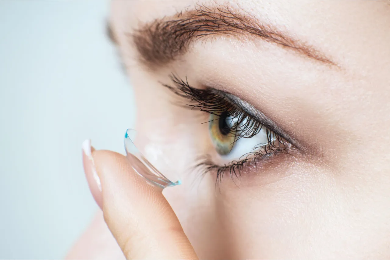 Specjalista dobierający soczewki kontaktowe