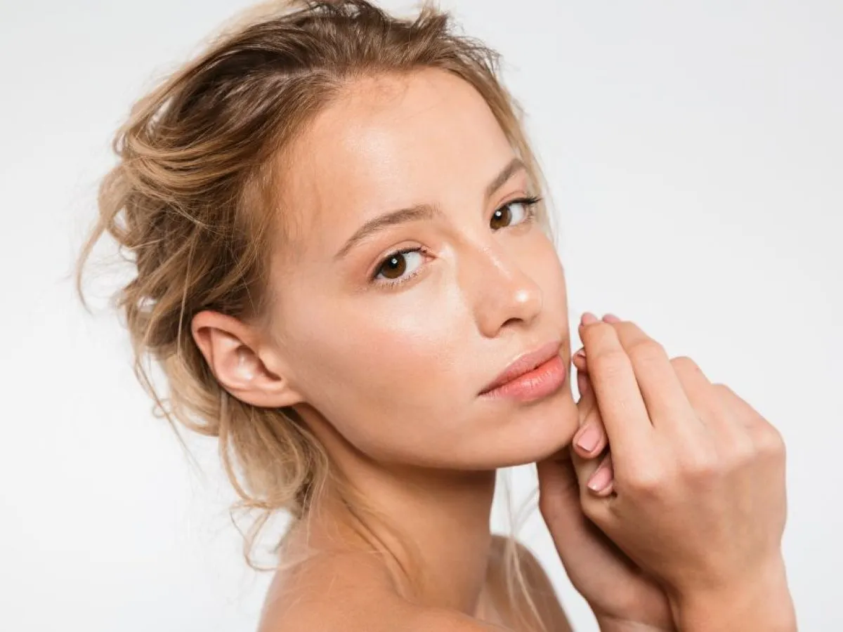 kobieta z cerą wrażliwą, pielęgnacja cery suchej
