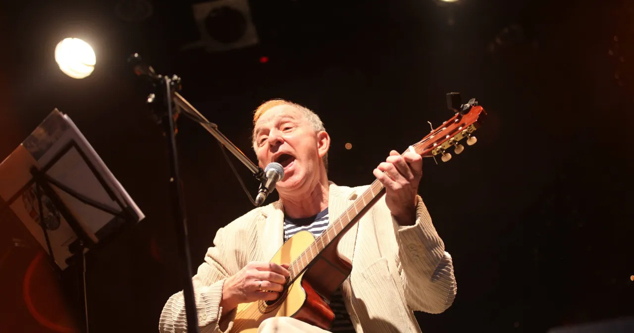 Jerzy Porębski grający na gitarze