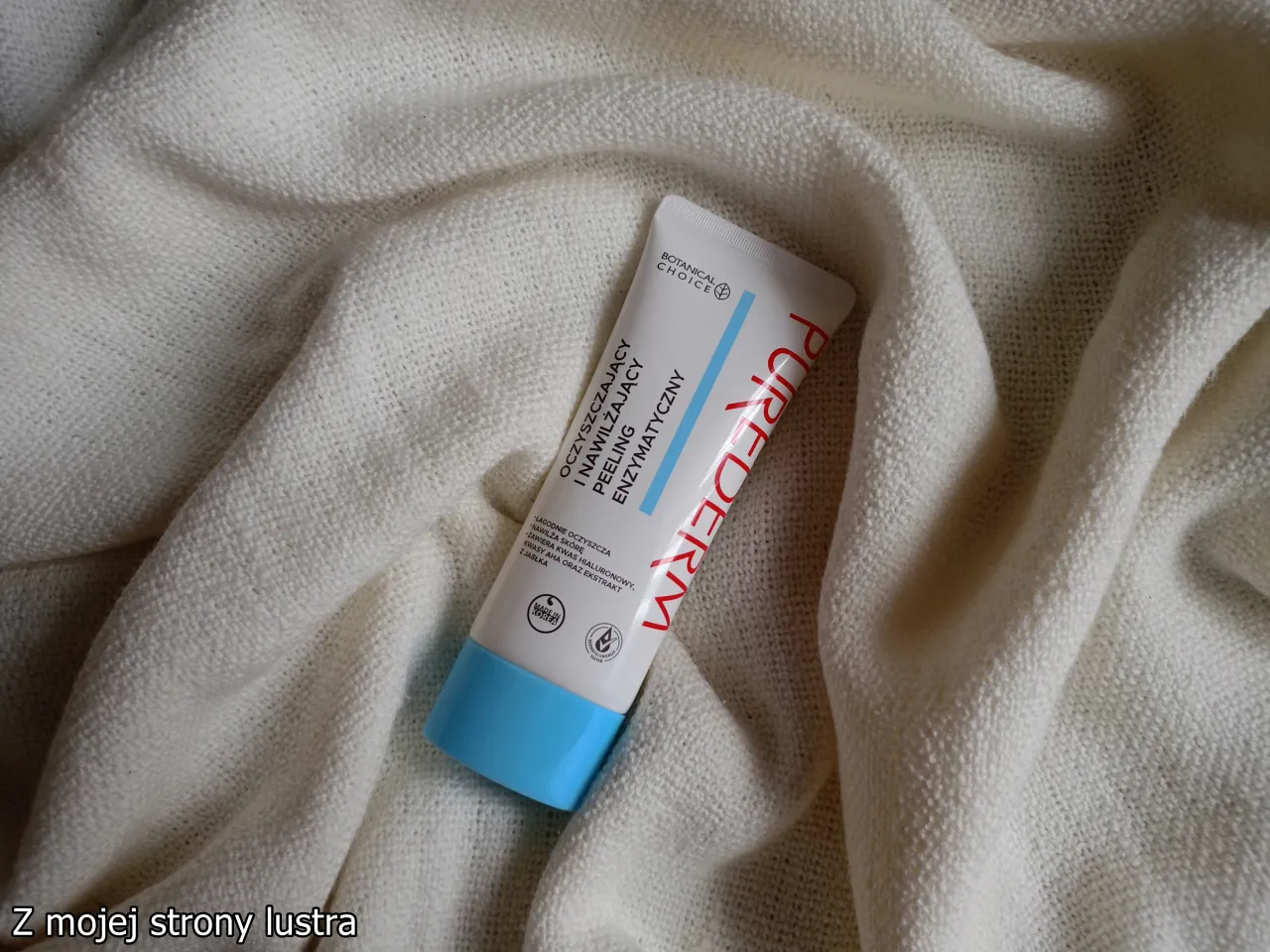 r&oacute;żne opakowania peeling&oacute;w enzymatycznych na tle kosmetyk&oacute;w